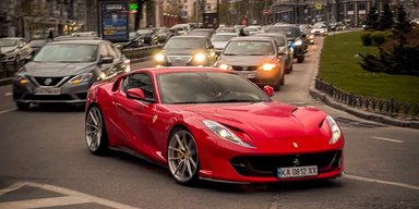 Развивает 340 км/ч: в Киеве заметили "супербыстрый" Ferrari на 800 сил (фото)