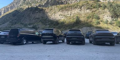 ЗМІ виявили нову схему нелегального постачання елітних авто до Росії (фото)