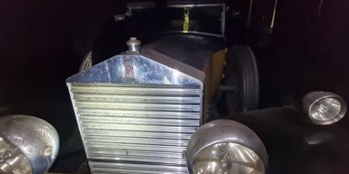 В таинственном заброшенном поместье обнаружили редкий столетний Rolls-Royce (видео)
