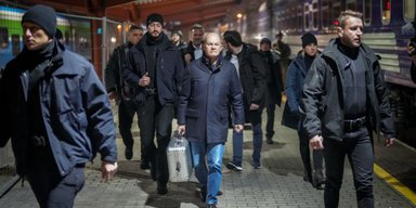 Олаф Шольц приехал в Украину с чемоданом за более чем 50 тысяч гривен — фото