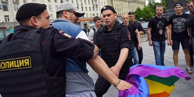 Викрадають та везуть у "табори": в РФ представників ЛГБТ лікують забороненою терапією, — WP (фото)