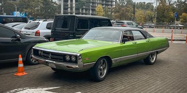 Раритетний гігант: у Києві помітили розкішне американське авто 70-х (фото)