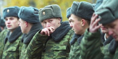 Российских солдат вместо дембеля переводят на контракт, - правозащитники