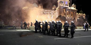 Белград в огне: в Сербии проходят массовые протесты против комендантского часа из-за коронавируса