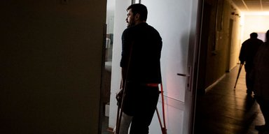 Так быть не должно. Раненые солдаты без нижних конечностей часами стоят в очереди за справкой