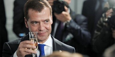 По "скрєпам" і "святому": українці висміяли РФ та Медведєва після вибухів на спиртзаводах (відео)