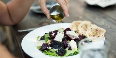 Изюминка любого блюда: 5 самых вкусных заправок к мясу, салатам и рыбе