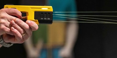 У Перу мер випробував електрошокер на своєму раднику: відео стало вірусним