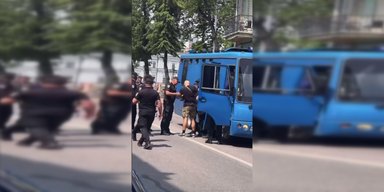 У Києві відбулися сутички між поліцейськими та активістами, які хотіли зірвати акцію ЛГБТК+