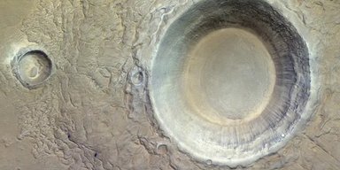 Орбітальний апарат зафіксував величезний крижаний кратер на Марсі: у чому особливість (фото)