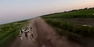 Заклинило рушницю: український боєць відбив ворожий FPV-дрон рукою (відео)
