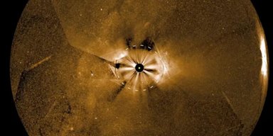 Аппарат NASA запечатлел колоссальные взрывы на Солнце: почему они опасны для нас (видео)