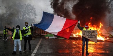 Пролетая над Парижем. Почему протест французских "желтых жилетов" стал символом заката старой Европы