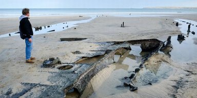 На пляжи Англии вынесло остатки корабля, затонувшего 130 лет назад