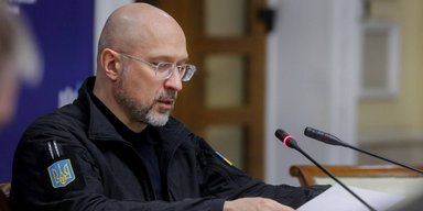 Резервные генераторы и ремонтные бригады из областей: Шмыгаль рассказал, как Киеву возвращают тепло и свет