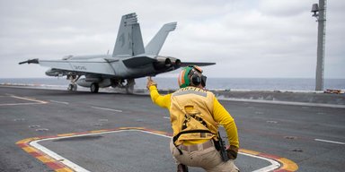 Вітання, сер: адмірал ВМС США здійснив тисячну посадку на авіаносець