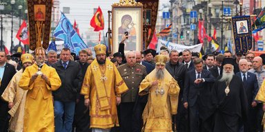 В Барселоне — расходиться, в Нью-Йорке — читать Клинтон, в Питере — пить. В чем причина такого разнообразия (ВИДЕО)