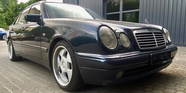 Непримітний раритет із 90-х: в Україні засвітився лімітований Mercedes (фото)