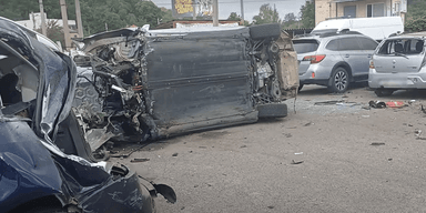 У Полтаві Tesla в'їхала у стоянку та пошкодила сім автомобілів (фото, відео)