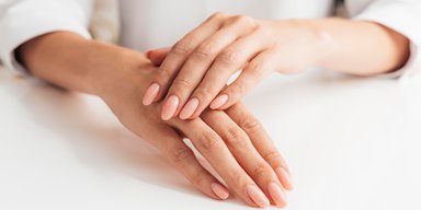 Сохнут и трескаются: 7 вечерних ритуалов, которые сделают руки мягкими и гладкими