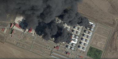 В РФ пятые сутки тушат пожар на нефтебазе: на спутниковых снимках виден густой дым (фото)