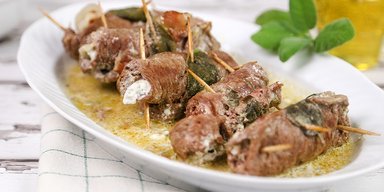 Вкусное и простое блюдо: рецепт мясных рулетиков