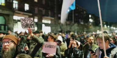 "Свободу России, мир Украине": после смерти Навального россияне выходят на митинги (фото, видео)