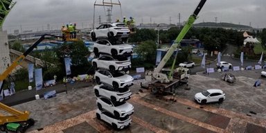 Тест на міцність: у Китаї спорудили вежу з електромобілів (фото)