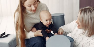 Родичі приїхали вперше побачити малюка: жінка показала кумедну поведінку гостей (відео)