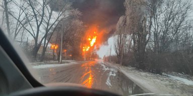 Вибухи і величезна заграва: у Макіївці горить нафтобаза, — соцмережі (фото, відео)