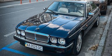 Гость из прошлого: в Украине заметили роскошный седан Jaguar 80-х (фото)