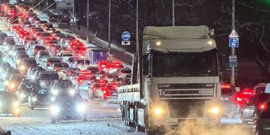 Транспортный коллапс в Киеве из-за снегопадов: люди стоят в длинных очередях на автобусы (видео)