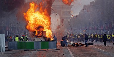 Майдан по-французски. Протесты "жилетов" могут поставить крест на реформах Макрона