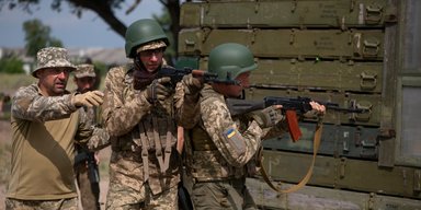 Стільки ж набирають у РФ: Україна призиває в армію 30 тисяч осіб на місяць, — NYT
