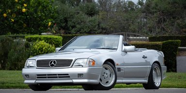 На аукцион выставили уникальный Mercedes 90-х с огромным двигателем от суперкара (фото)