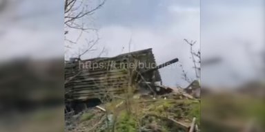 "Скоро почнуть шпаклювати": ЗС РФ для захисту обшили танк металочерепицею (відео)