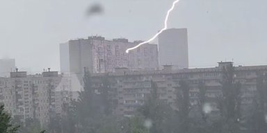 У Києві негода: блискавка влучила прямо в будинок, подекуди випав град (відео)