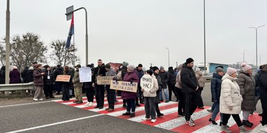 "Обещания были, компенсации нет": возле Житомира люди перекрыли трассу Киев — Чоп (фото, видео)