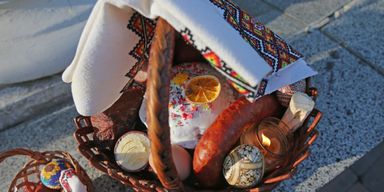 Не паской и крашенками едиными: священник рассказал, что положить в пасхальную корзину