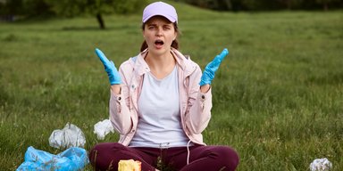 Знахідка жінки під час прибирання сміття породила моторошну теорію в мережі (відео)