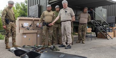 Порошенко показав "трофей з-під Покровська": волонтери впізнали український БПЛА (фото)