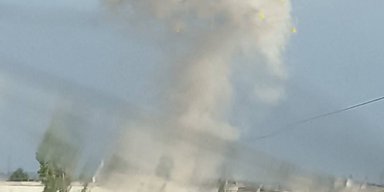 Здійнявся стовп диму: у Новій Каховці пролунали вибухи, є жертви, — соцмережі (фото, відео)