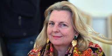 "Танцювала з Путіним": екс-глава МЗС Австрії оселилася в російському селі (відео)