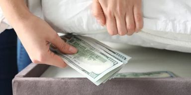 Женщина в течение 30 лет втайне от мужа откладывала "заначку": теперь она миллионерша (фото)