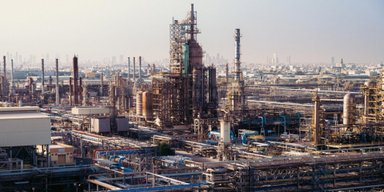 Иран обстрелял НПЗ Bapco в Бахрейне: горит крупнейший нефтеперерабатывающий завод (видео)