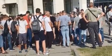 Ажіотаж з 5 ранку: у Києві біля ЦНАПів вишикувались черги чоловіків, — соцмережі (фото)
