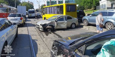 Відмовили гальма: у Києві некерований трамвай протаранив понад 10 авто (фото, відео)