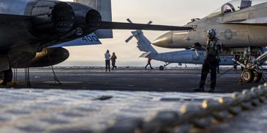 Моряки готові стрибнути за борт: на авіаносці США назріла криза після 9 місяців у морі (фото)