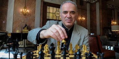Переписывание истории в РФ: из учебника Мединского убрали упоминание о Каспарове
