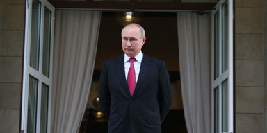 Святий і трон замість дискотеки й стриптизу в палаці Путіна: як змінився президент Росії